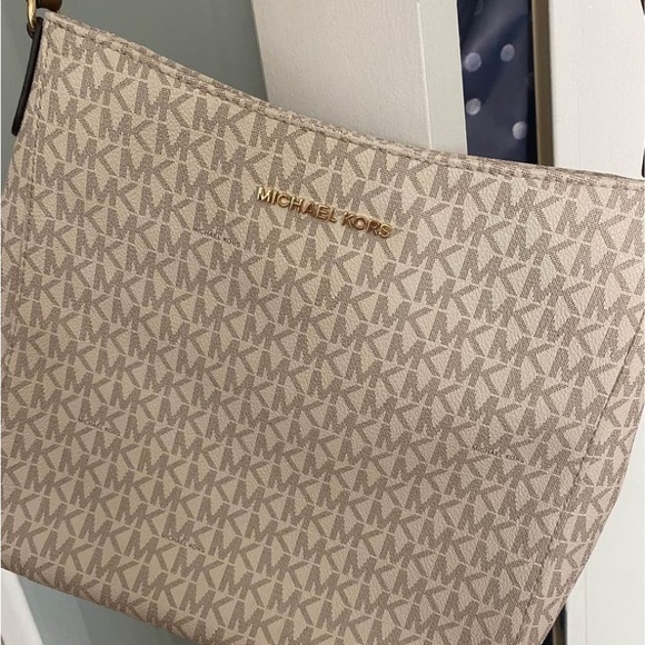 Michael Kors purse - Picture 4 of 4